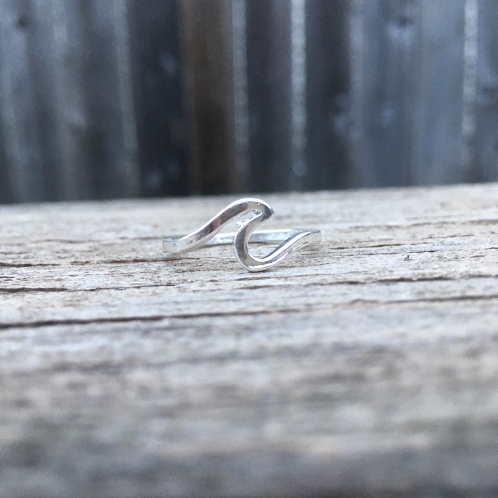 Catch a Wave ring. Silver  toned - Picture 2 of 5